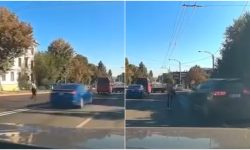 VIDEO Două șoferițe, surprinse cum NU acordă prioritate unui pieton. Au fost identificate de polițiști
