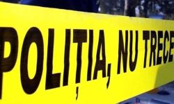O femeie de 50 de ani, găsită moartă pe acoperișul unui bloc din Capitală. Concubinul urmează să fie reținut pentru 72 de