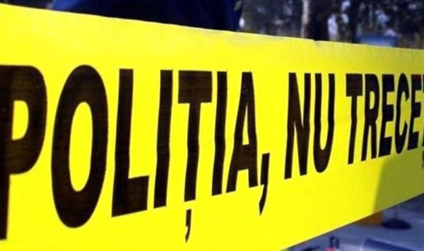 O femeie de 50 de ani, găsită moartă pe acoperișul unui bloc din Capitală. Concubinul urmează să fie reținut pentru 72 de