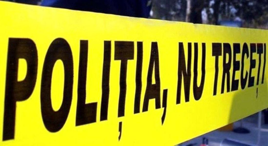 O femeie de 50 de ani, găsită moartă pe acoperișul unui bloc din Capitală. Concubinul urmează să fie reținut pentru 72 de