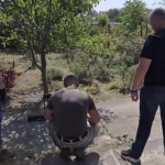 VIDEO Două lansatoare de grenade, ascunse într-o placă de beton, depistate la domiciliul unui bărbat din Cocieri