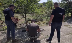 VIDEO Două lansatoare de grenade, ascunse într-o placă de beton, depistate la domiciliul unui bărbat din Cocieri
