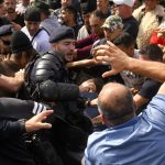 VIDEO Fermierii români protestează la București. Centru blocat, altercații cu jandarmi și spray-uri lacrimogene
