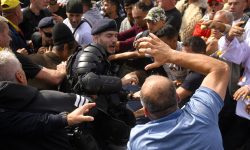 VIDEO Fermierii români protestează la București. Centru blocat, altercații cu jandarmi și spray-uri lacrimogene