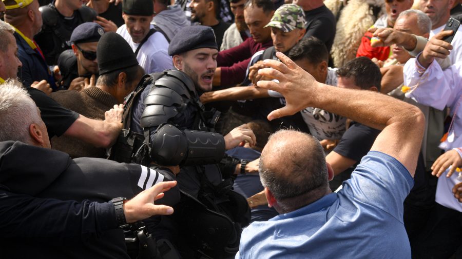 VIDEO Fermierii români protestează la București. Centru blocat, altercații cu jandarmi și spray-uri lacrimogene