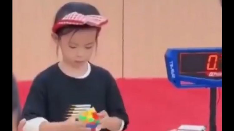 VIDEO O fetiță de 6 ani a doborât recordul mondial la cubul Rubik. Cum a ajuns să îl rezolve în doar 4,27 secunde