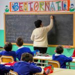 Schimbări în școlile din Italia: Meloni vrea interzicerea vălurilor islamice și limitarea elevilor străini în clase