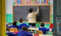 Schimbări în școlile din Italia: Meloni vrea interzicerea vălurilor islamice și limitarea elevilor străini în clase