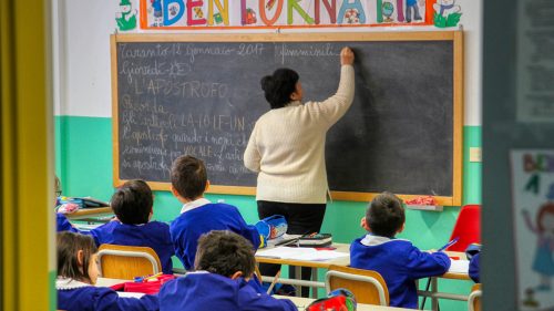 Schimbări în școlile din Italia: Meloni vrea interzicerea vălurilor islamice și limitarea elevilor străini în clase
