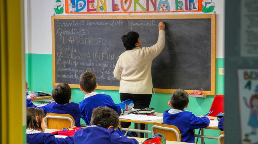 Schimbări în școlile din Italia: Meloni vrea interzicerea vălurilor islamice și limitarea elevilor străini în clase