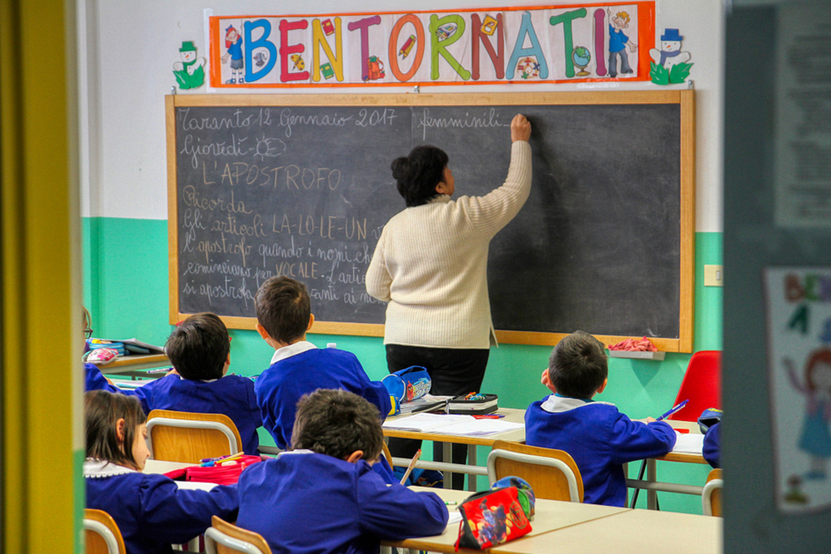 Schimbări în școlile din Italia: Meloni vrea interzicerea vălurilor islamice și limitarea elevilor străini în clase