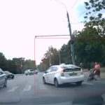 Un șofer care nu a acordat prioritate unei femei cu un copil în cărucior și a trecut pe roșu, amendat