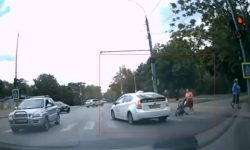 Un șofer care nu a acordat prioritate unei femei cu un copil în cărucior și a trecut pe roșu, amendat