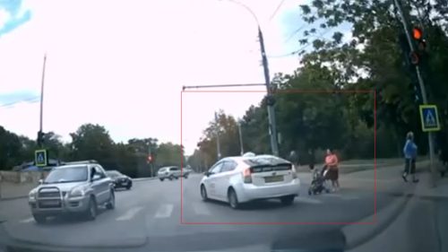 Un șofer care nu a acordat prioritate unei femei cu un copil în cărucior și a trecut pe roșu, amendat