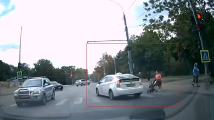 Un șofer care nu a acordat prioritate unei femei cu un copil în cărucior și a trecut pe roșu, amendat