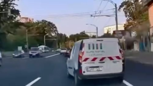 VIDEO A ignorat marcajul rutier și nu a acordat prioritate unui pieton. Șofer de 19 ani, sancționat