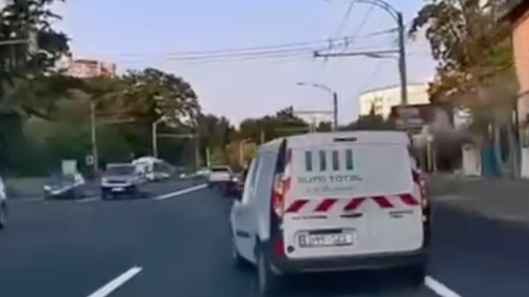 VIDEO A ignorat marcajul rutier și nu a acordat prioritate unui pieton. Șofer de 19 ani, sancționat