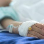 Speranță în lupta cu cancerul: Un copil nu mai prezintă semne ale bolii după o terapie experimentală