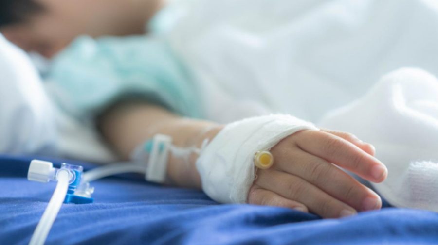 Speranță în lupta cu cancerul: Un copil nu mai prezintă semne ale bolii după o terapie experimentală