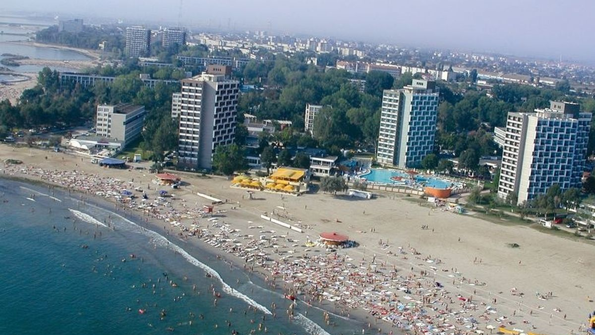 De ce s-au îmbolnăvit cei 58 de turiști în hotelul din Saturn, România. Ce a găsit DSP în ciulamaua de pui și în piure
