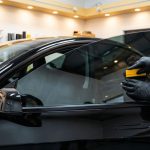 Mai mulți șoferi cer schimbarea regulilor privind foliile fumurii: Ce petiție au inițiat către autorități
