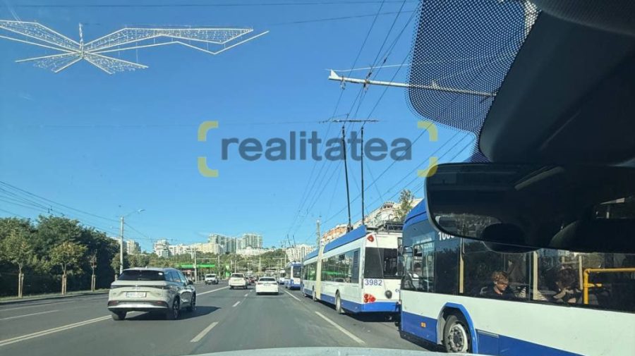 Atenție, călători! Mai multe troleibuze, blocate pe bulevardul Renașterii Naționale