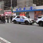 Atac cu cuțitul în Times Square. O femeie cu probleme psihiatrice a înjunghiat trecători