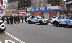 Atac cu cuțitul în Times Square. O femeie cu probleme psihiatrice a înjunghiat trecători