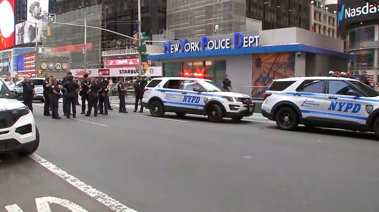 Atac cu cuțitul în Times Square. O femeie cu probleme psihiatrice a înjunghiat trecători