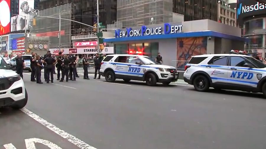 Atac cu cuțitul în Times Square. O femeie cu probleme psihiatrice a înjunghiat trecători
