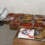 Marfă ascunsă într-un autocar la Tudora: pește afumat, baterie solară și zeci de mii de bețișoare de sushi