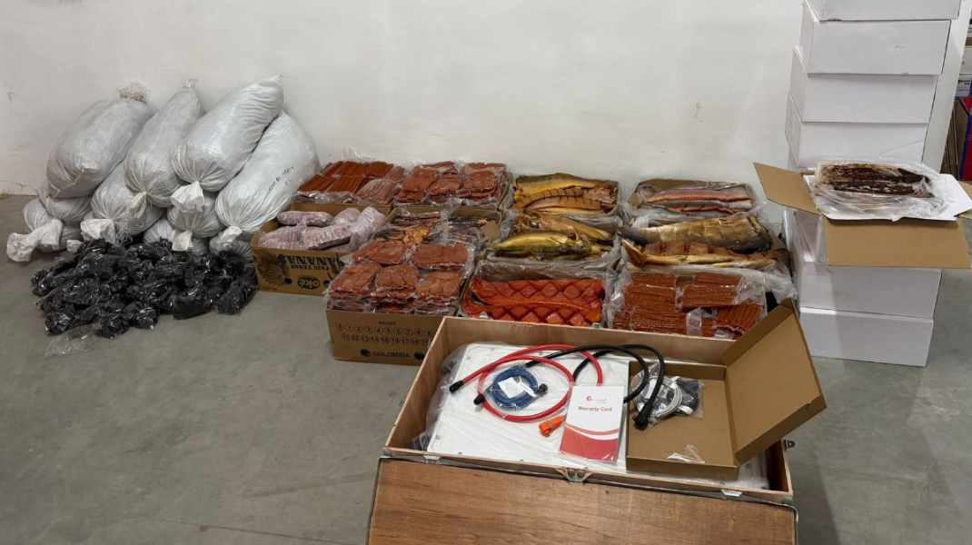 Marfă ascunsă într-un autocar la Tudora: pește afumat, baterie solară și zeci de mii de bețișoare de sushi