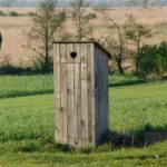 La sat, WC-ul cu apă în casă rămâne un lux: Doar 47,2% dintre gospodării au grup sanitar în interior