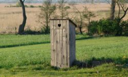 La sat, WC-ul cu apă în casă rămâne un lux: Doar 47,2% dintre gospodării au grup sanitar în interior
