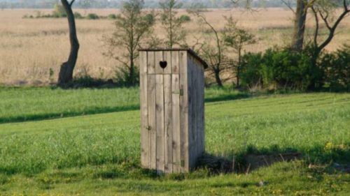 La sat, WC-ul cu apă în casă rămâne un lux: Doar 47,2% dintre gospodării au grup sanitar în interior
