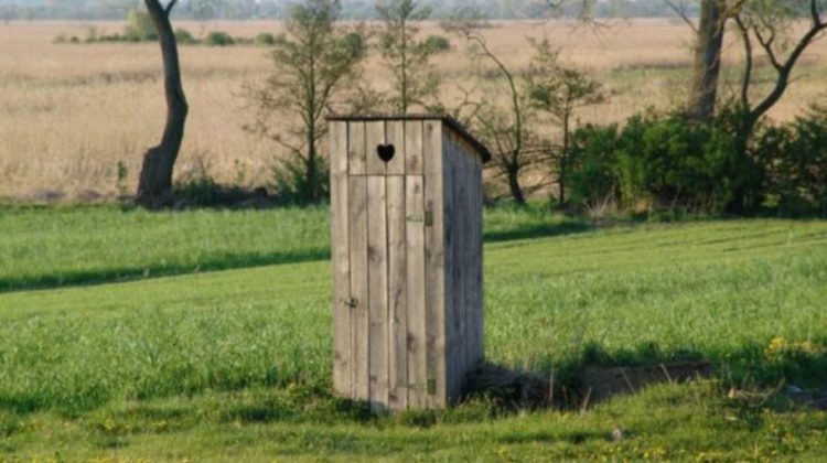 La sat, WC-ul cu apă în casă rămâne un lux: Doar 47,2% dintre gospodării au grup sanitar în interior