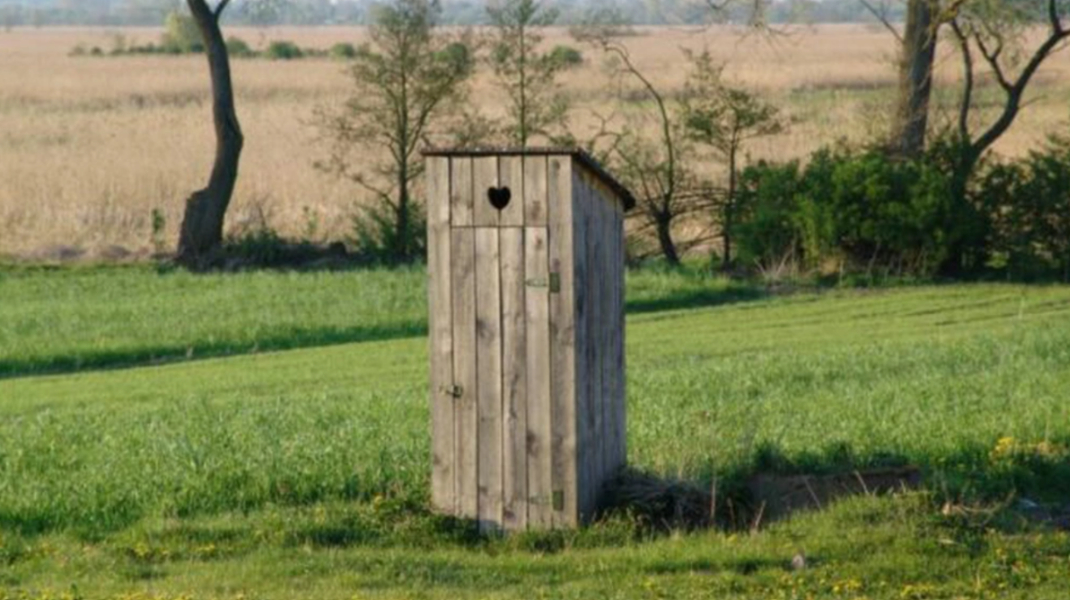La sat, WC-ul cu apă în casă rămâne un lux: Doar 47,2% dintre gospodării au grup sanitar în interior