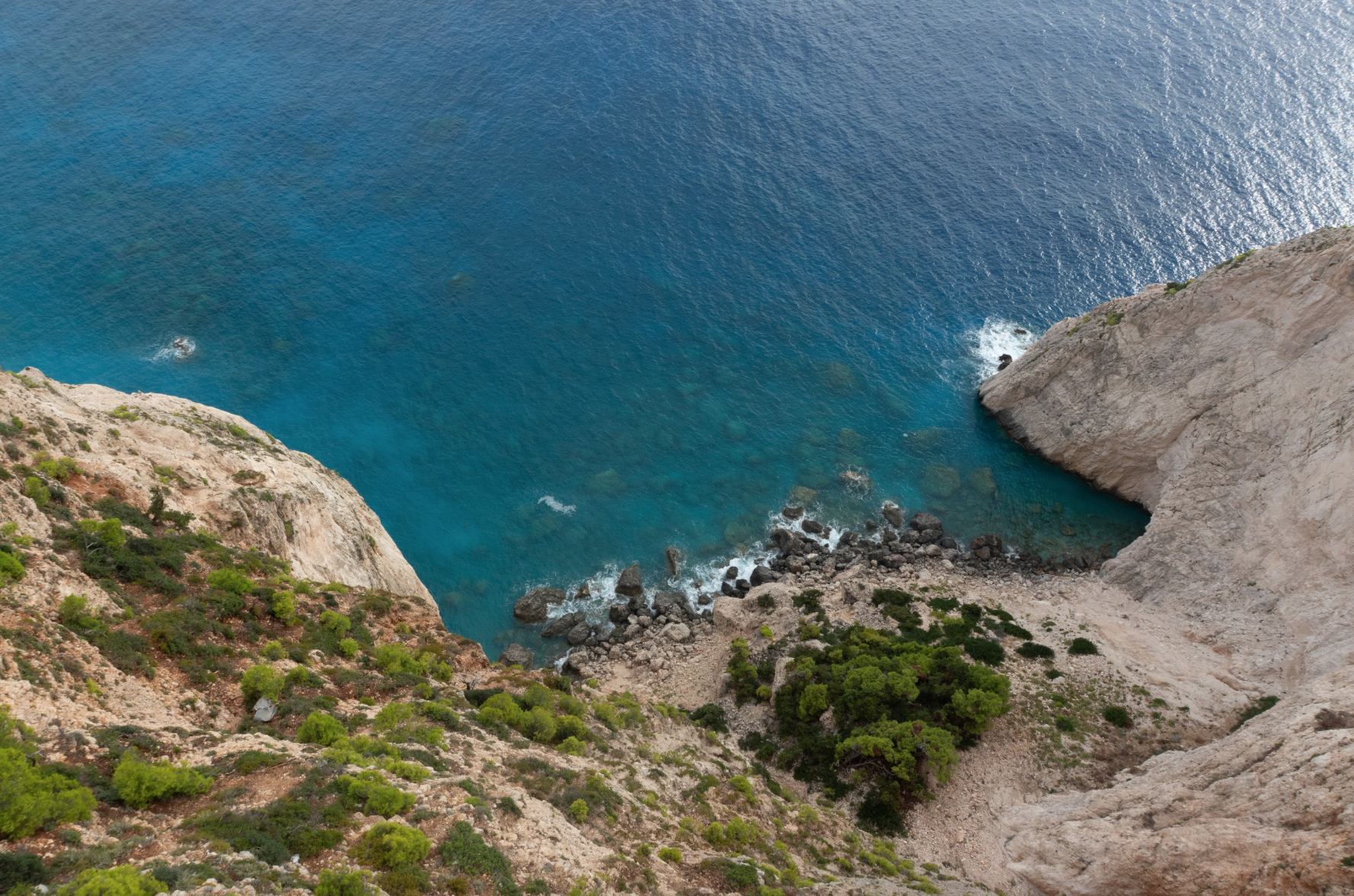 O turistă din România, găsită fără suflare într-o livadă de măslini pe o insulă din Grecia