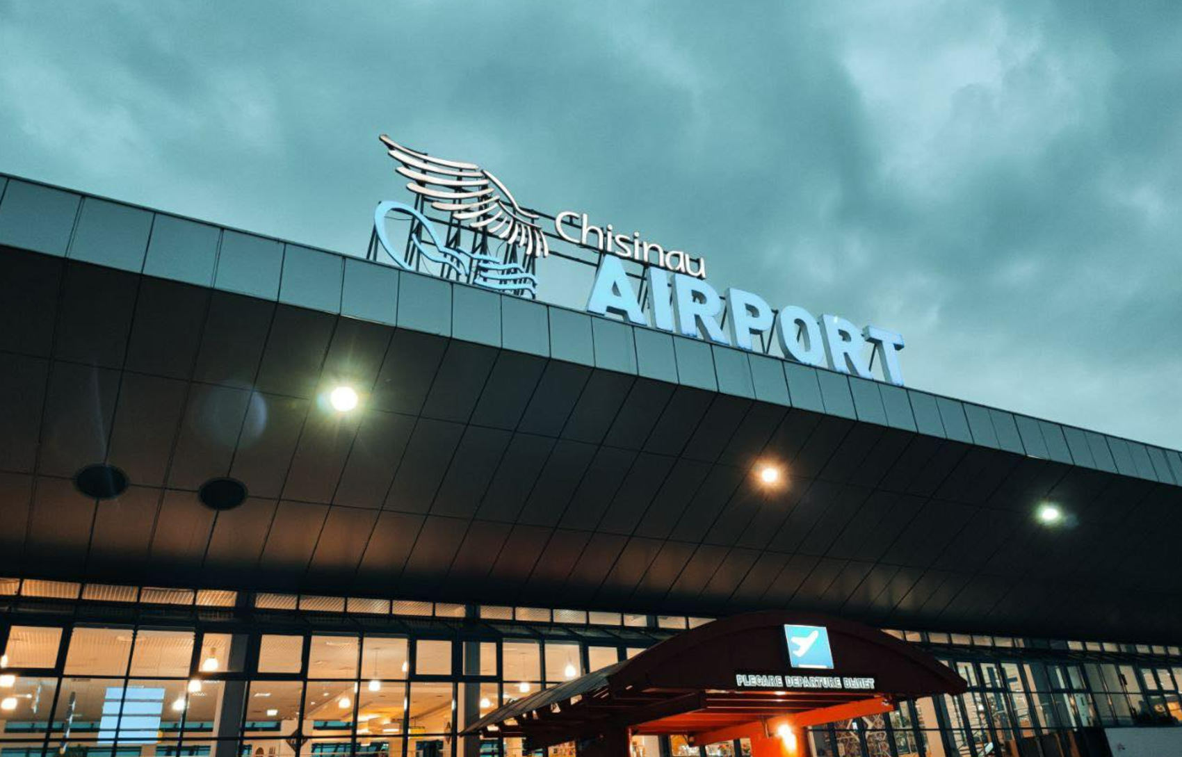Alertă cu bombă la Aeroportul Internațional Chișinău, falsă: Accesul pasagerilor în terminal a fost reluat