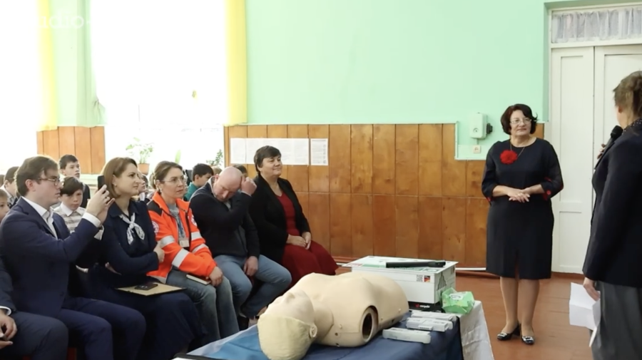 Cadou „inedit” de Ziua Profesorului. O școală din Căușeni a primit defibrilator