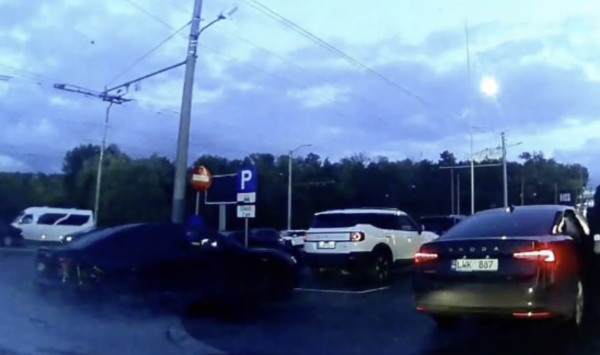 VIDEO „Hai treci, că încapi”. Mașina lui Bolea, parcată la ușă benzinăriei, pentru ca ministrul să coboare