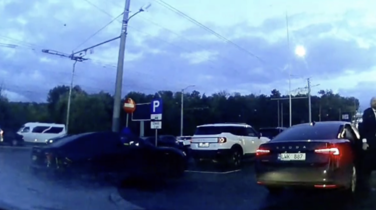 VIDEO „Hai treci, că încapi”. Mașina lui Bolea, parcată la ușă benzinăriei, pentru ca ministrul să coboare