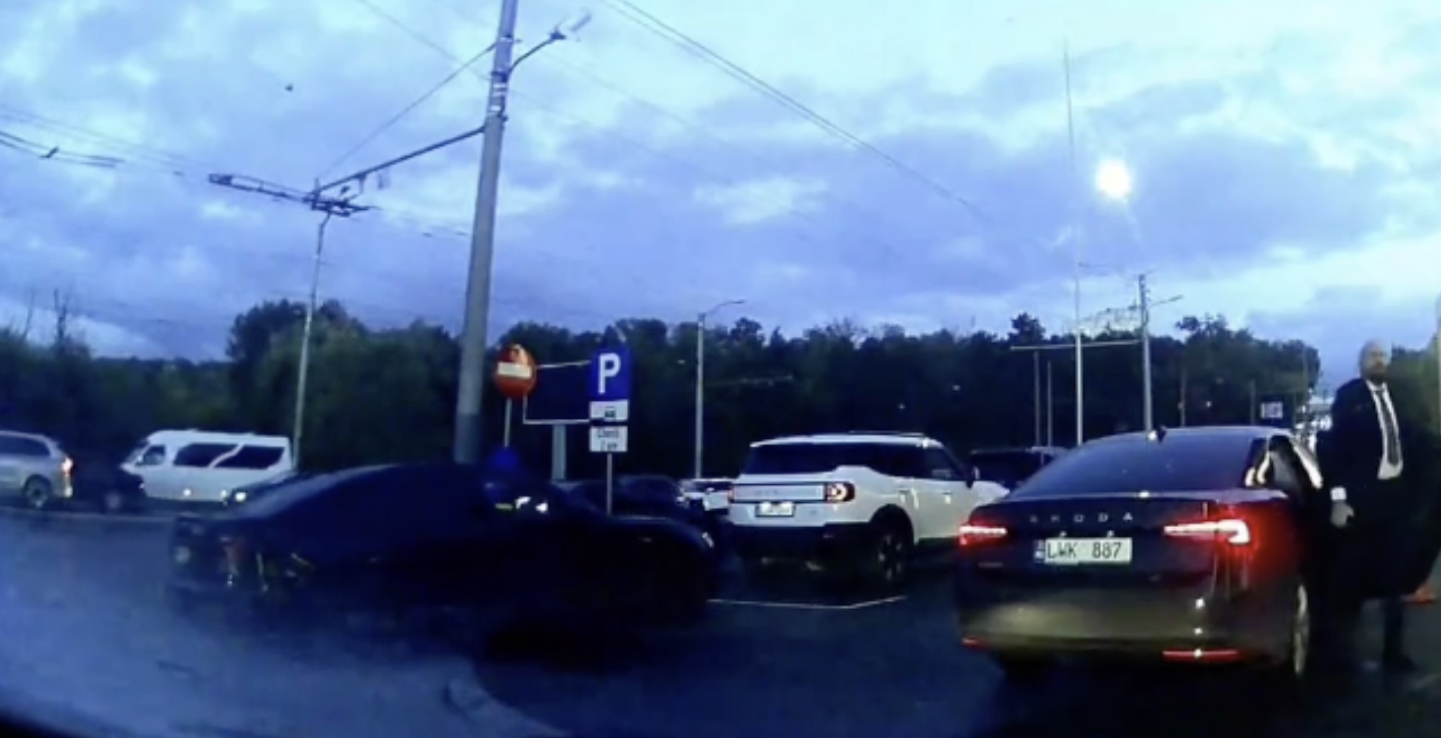 VIDEO „Hai treci, că încapi”. Mașina lui Bolea, parcată la ușă benzinăriei, pentru ca ministrul să coboare