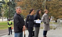 Mișcarea „Construim Încredere” a dus un pulover la Guvern: „Noi ne punem puloverul, iar Guvernul să-și facă temele”