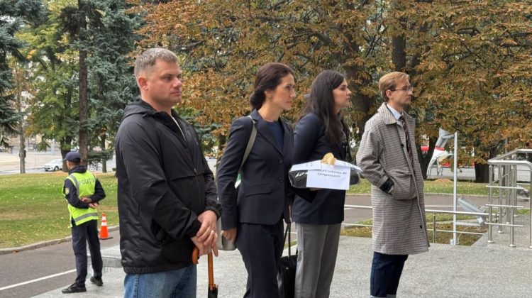 Mișcarea „Construim Încredere” a dus un pulover la Guvern: „Noi ne punem puloverul, iar Guvernul să-și facă temele”