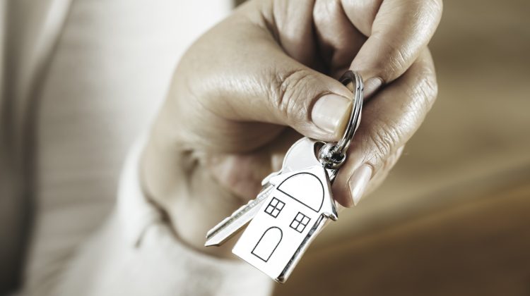 Cum a rămas o femeie din Chișinău fără 70 de mii de euro: Escrocii au convins-o să-și vândă apartamentul
