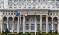 Premierul desemnat al României, Luca Niculescu, și echipa sa de miniștri cer astăzi votul de învestitură