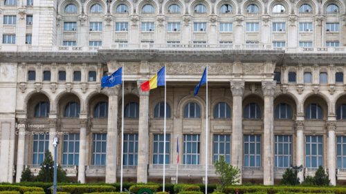 Premierul desemnat al României, Luca Niculescu, și echipa sa de miniștri cer astăzi votul de învestitură