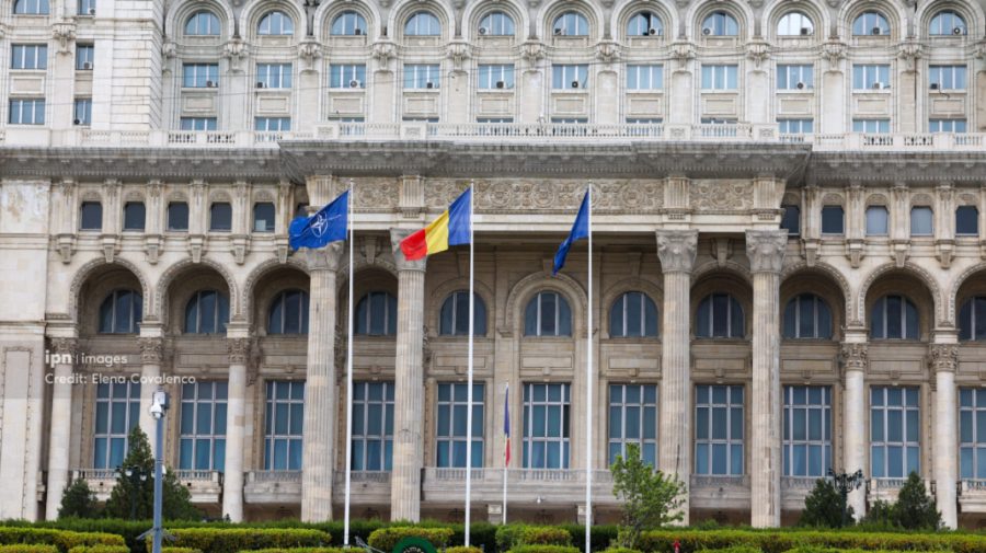 Premierul desemnat al României, Luca Niculescu, și echipa sa de miniștri cer astăzi votul de învestitură