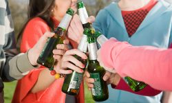 Alcoolul, consumat de 70% dintre adolescenții din Moldova: Aproape jumătate au început să bea până la 13 ani